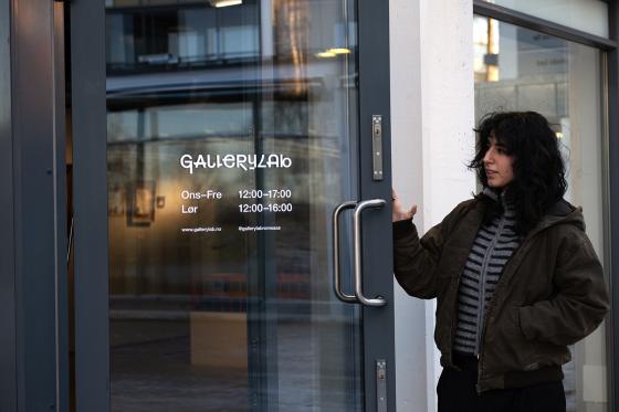 Diana Ahemedi åpner døren for å gå inn til GalleryLab.