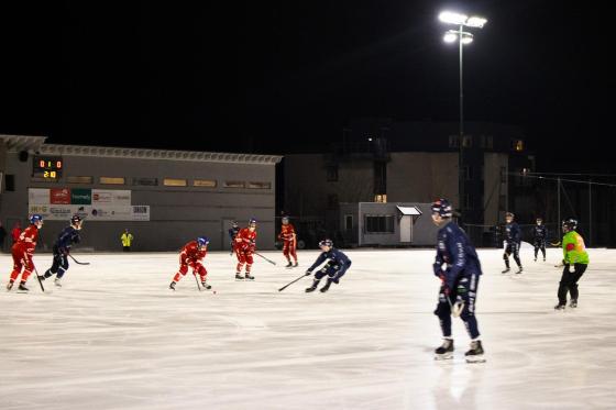 Flere spillere kjemper om ballen