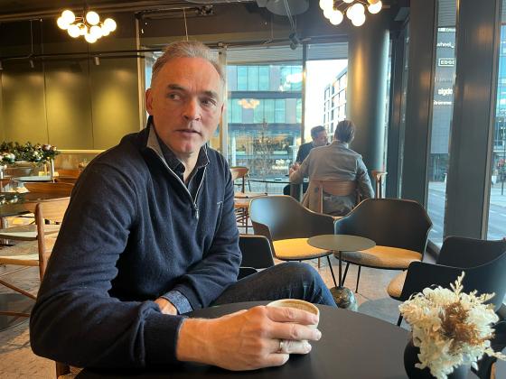 Fredrik Eckhoff sitter på en kafé og ser intenst ut i lufta