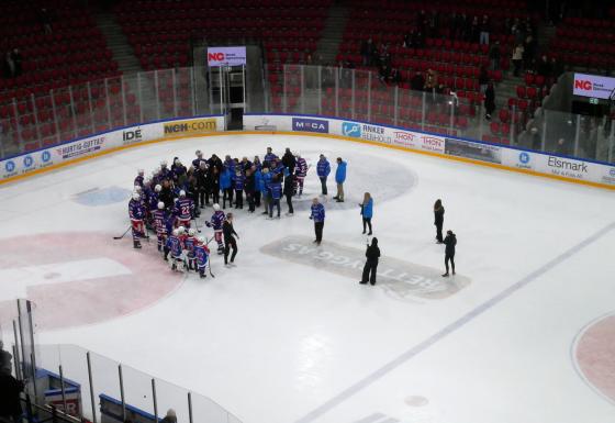 Her hedres de som jobber frivillig etter kampen mellom Vålerenga-Sparta. 