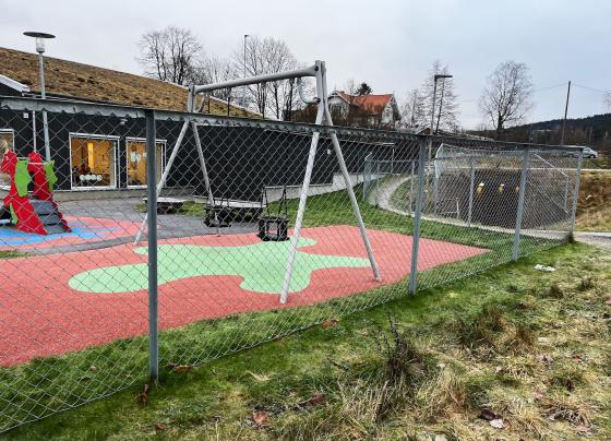 Tomt lekestativ på barnehage på Stovner 