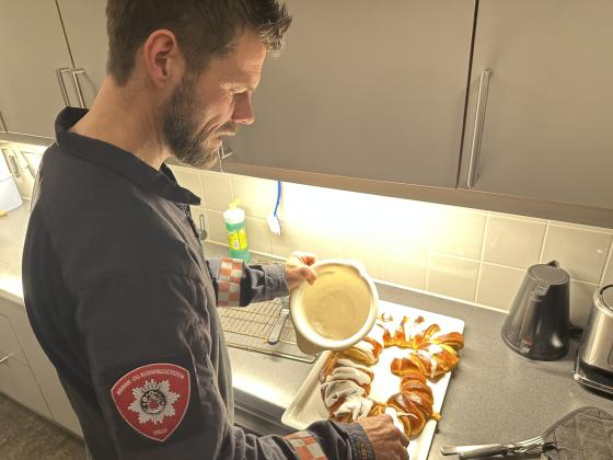 Brannmester baker, heller melis på klippekrans