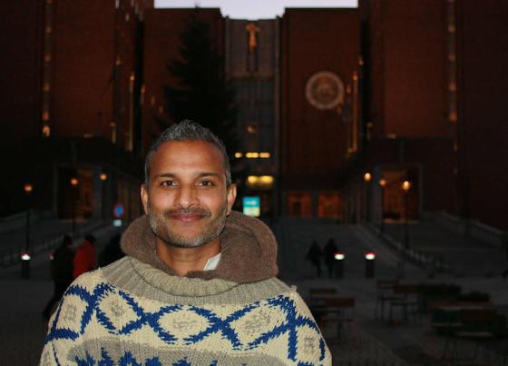 Sahayathasan Kaithampillai foran Oslo rådhus.
