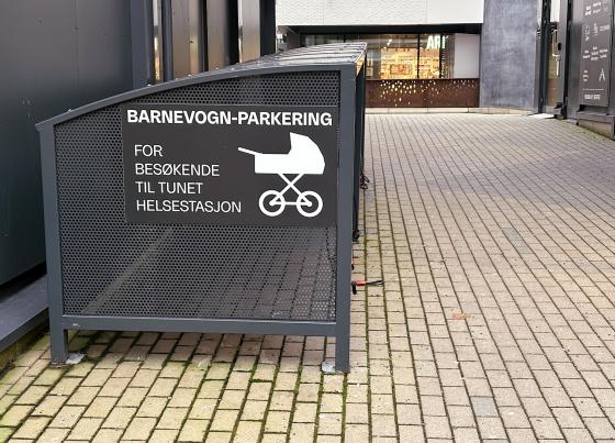 Parkering for barnevogner utenfor Søndre Nordstrand helsestasjon.