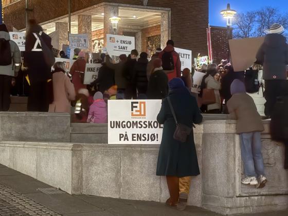 demonstrasjon foran rådhuset