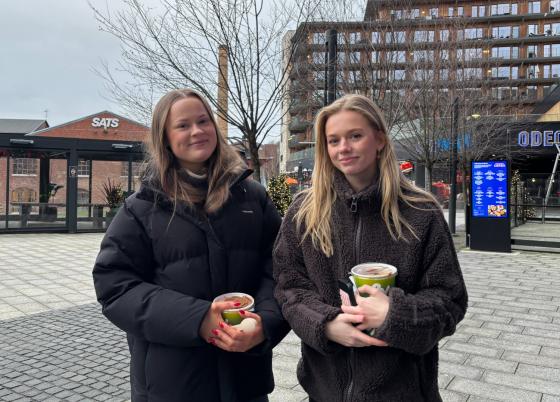Amalie Davik og Amalie Stormo Fenny utenfor BI Nydalen