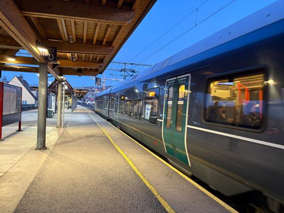 Toget kjører i full fart på Skøyen stasjon