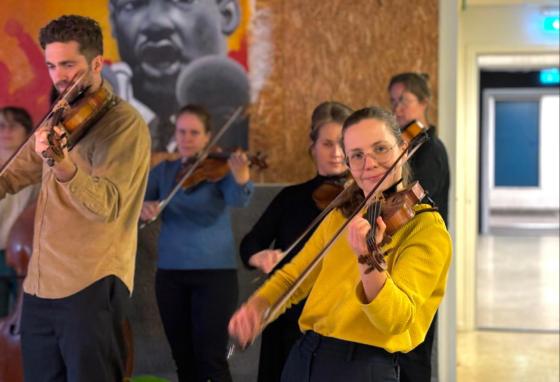 dame som spiller fiolin 