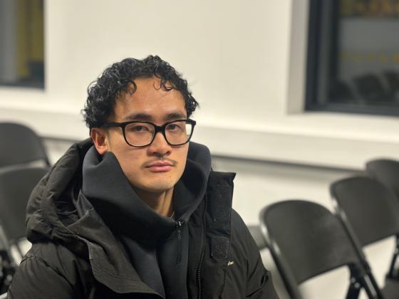 mann som ser alvorlig i kamera