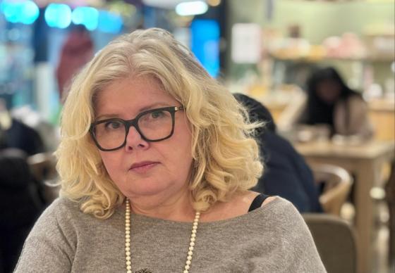 seriøs dame ser mot kamera