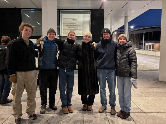 Her ser vi Ungdomer som koser seg etter å ha tatt et morgenbad. 