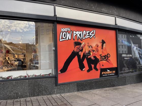 Et reklameskildt for Power hvor det står "100% low prices"