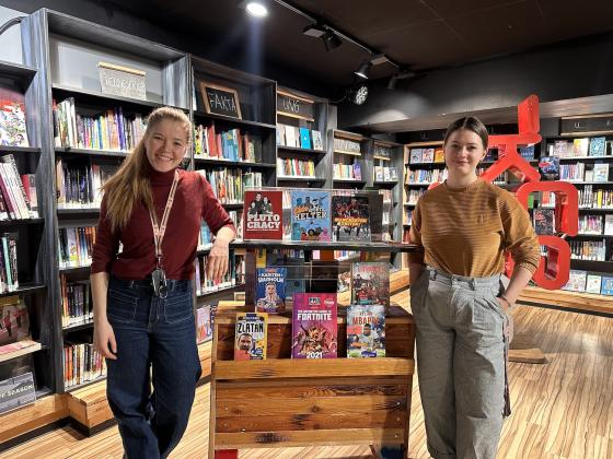 to ansatte på Deichman ved en utstilling av bøker 