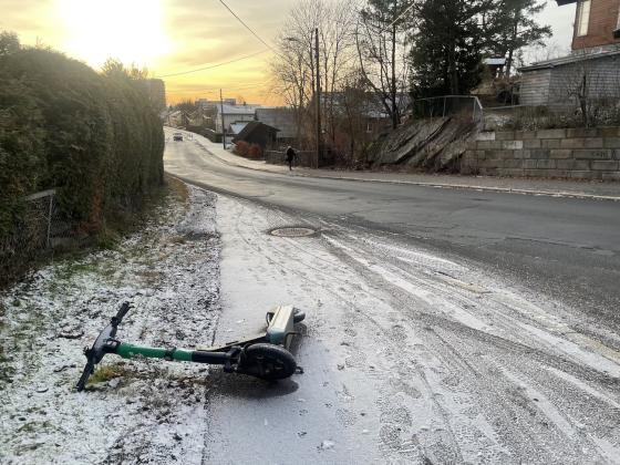 En veltet elsparkesykkel ligger på fortauet på Ammerud