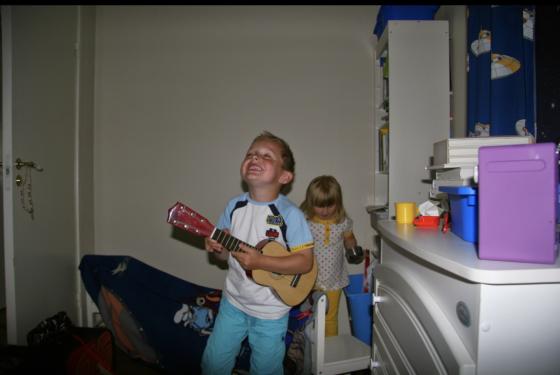 Et barn som leker og synger. 