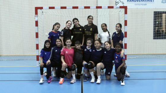 Håndballaget foran målet