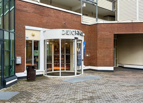 Utenfor inngangen til Deichman bibliotek på Holmlia 