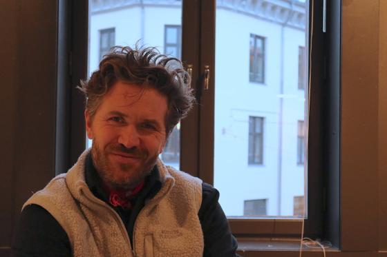 Jo Egil Tobiassen sitter på kontoret.