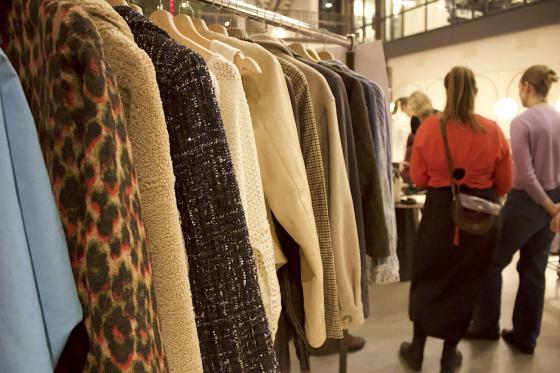 Klesstativ med klær på markedet