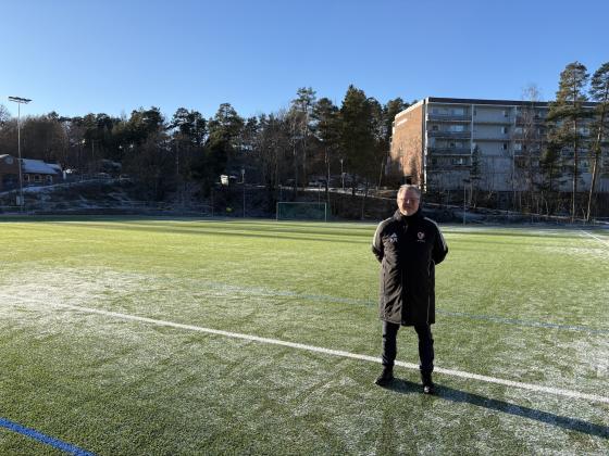 Knut Rød er en av flere ansatte ved fotballavdelingen på Holmlia SK.