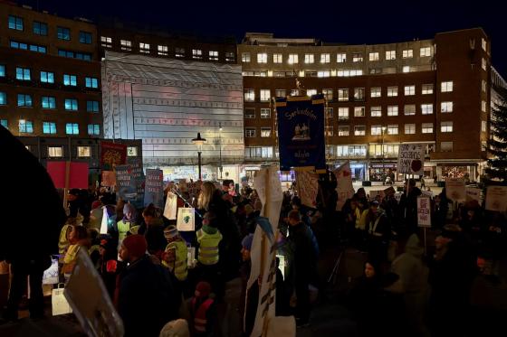 Folkemengde som står på rådhusplassen