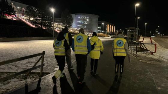 Natteravner med gule refleksvester som går i mørket