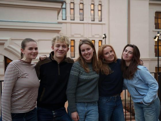 Bilde av revysjefene på Hartvig Nissen skole ute, med skolen i bakgrunnen