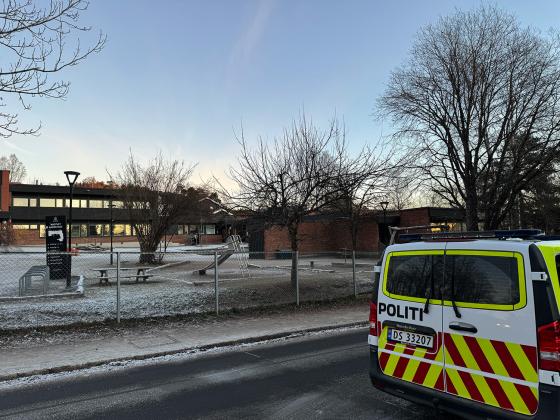 Bilde av en politibil foran Rødtvet barnehage