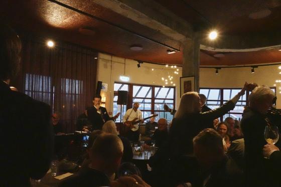 Taffelheltene opptrer på Bakkekroen.