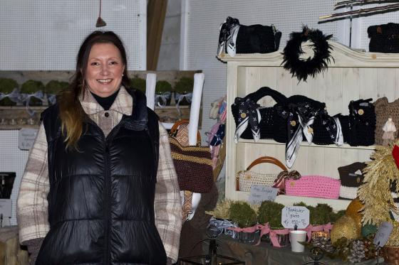 Therese Lunde står foran julemarkedet i garasjen sin