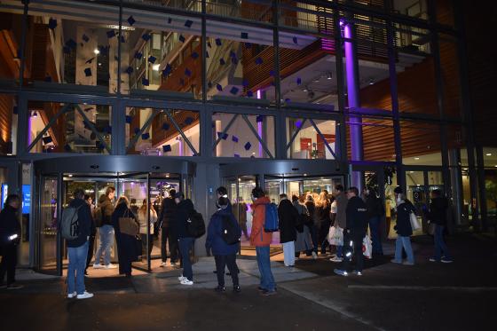 Studenter på BI får endelig slippe inn på campus når skolen åpnet 07:30 mandag morgen. 