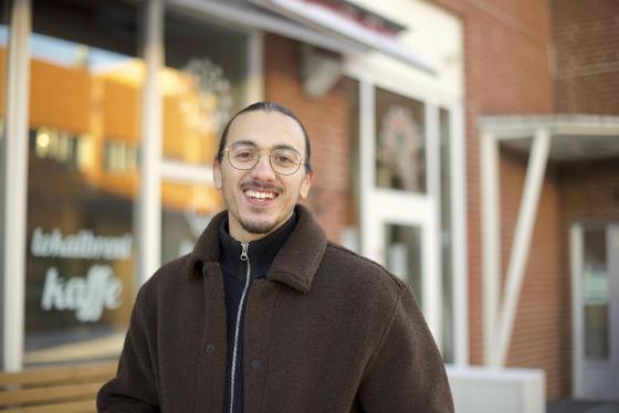 Yassin El Barkani står utenfor Kulturkaféen på Holmlia.