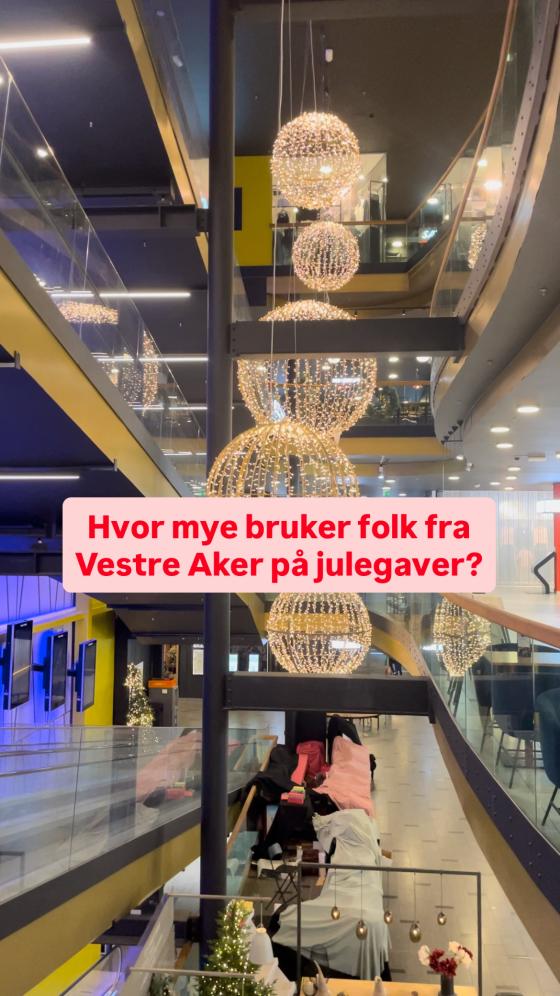 Kjøpesenter med julepynt, og teksten "Hvor mye bruker folk fra Vestre Aker på julegaver?