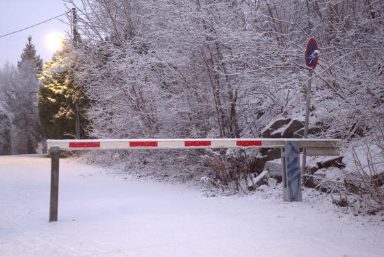Bom i krysset mellom Griniveien og Røatoppen