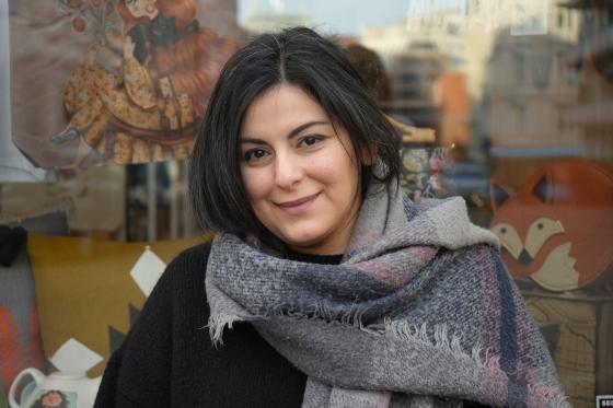 Portrett av butikklederen Feryal Khaki Sahneh. 