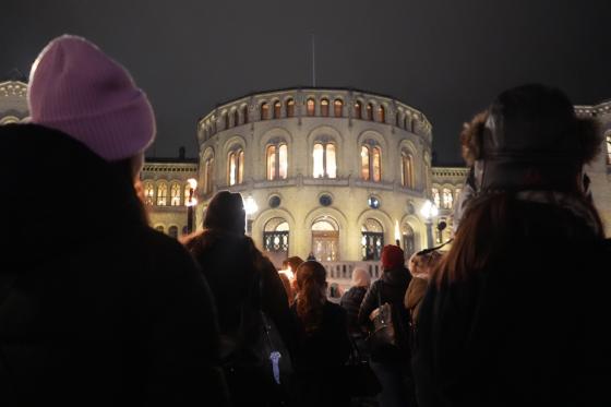 Titals av mennesker samlet ved Stortinget 