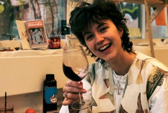 Elouise smiler med et glass vin