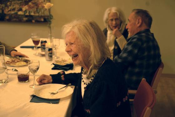 Smilende gjest under fredagsmiddagen