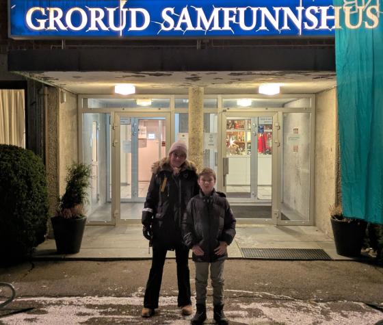 Marthine og sønnen Lukas står utenfor Grorud Samfunnshus