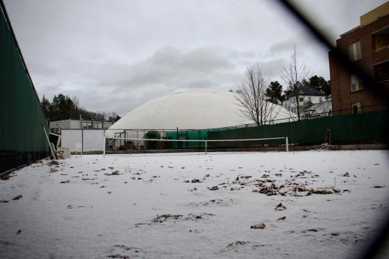 Tennisbane dekket i snø.