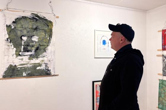 John Erik Larsen ser på eget maleri