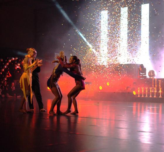 dansere klemmer etter at årets danser 2025 er kåret på DOTY