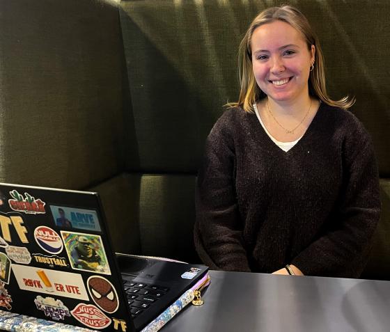 Ei student som smiler til kamera