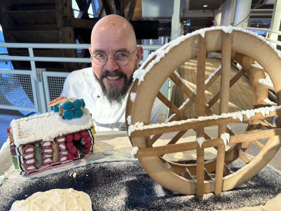 Bilde av Bakermester André Løvaas og hans pepperkakemesterverk