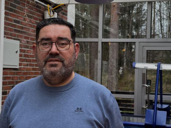 klubbleder står foran vinduer og airhockey