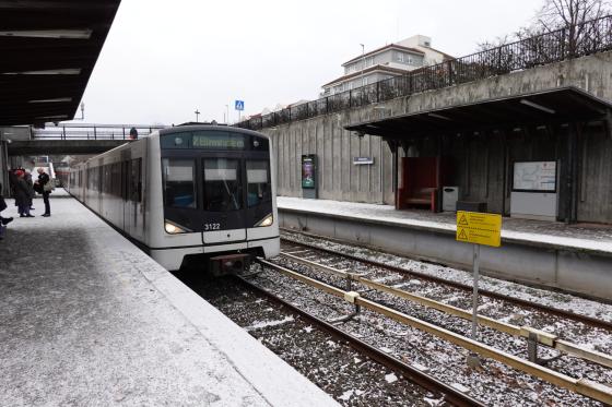 Bane 2 Ellingsrudåsen kjører inn på Hovseter T-banestasjon