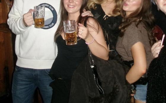 Unge studenter som drikker øl