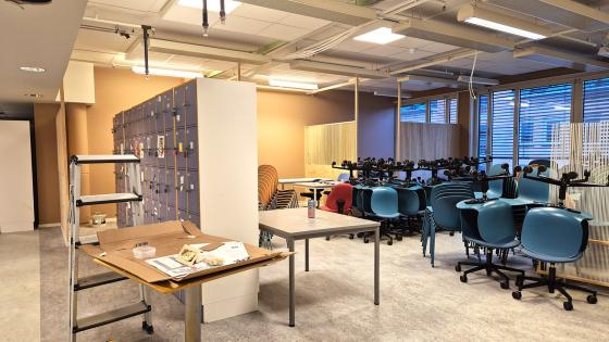 Oppussing av et fellesområde i P48. Masse stoler samlet i et hjørne.