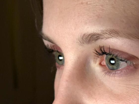 Illustrasjonsbilde av &oslash;yne som ser p&aring; en skjerm. 