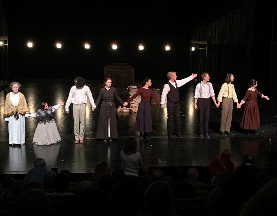 Skuespillerne takker av etter forestilling. 